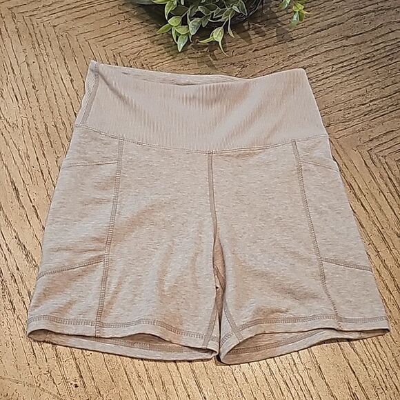 High rise  workout shorts size S with extendable pockets NWOT never worn - Picture 8 of 8
